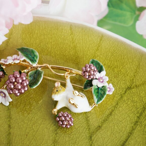 Cute mouse and black berry brooch - Picture 2 of 8
